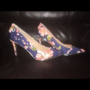 GORGEOUS Floral Pumps